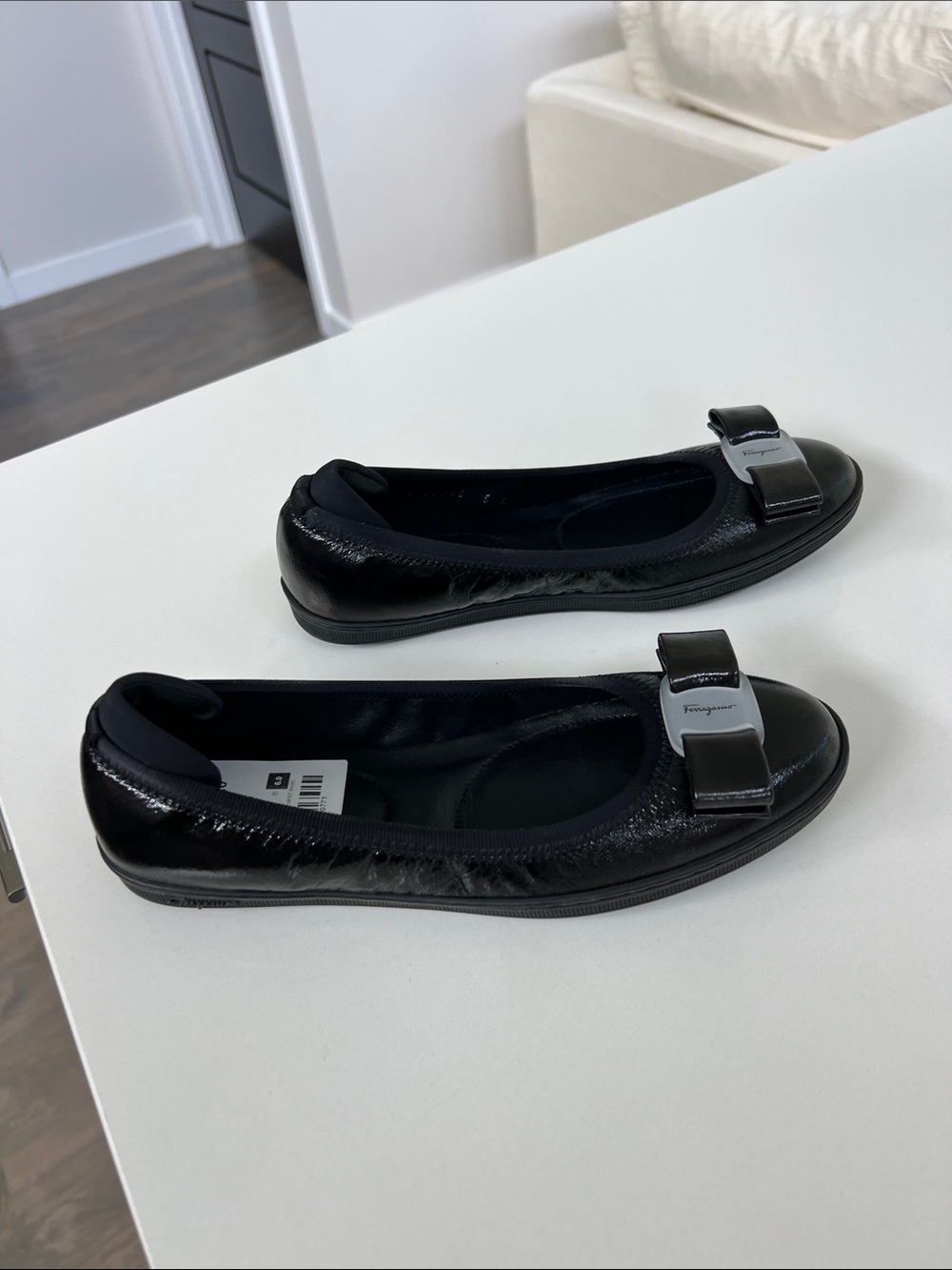 Salvatore Ferragamo savina black patent leather cushioned ballet flats with bows - Picture 9 of 10